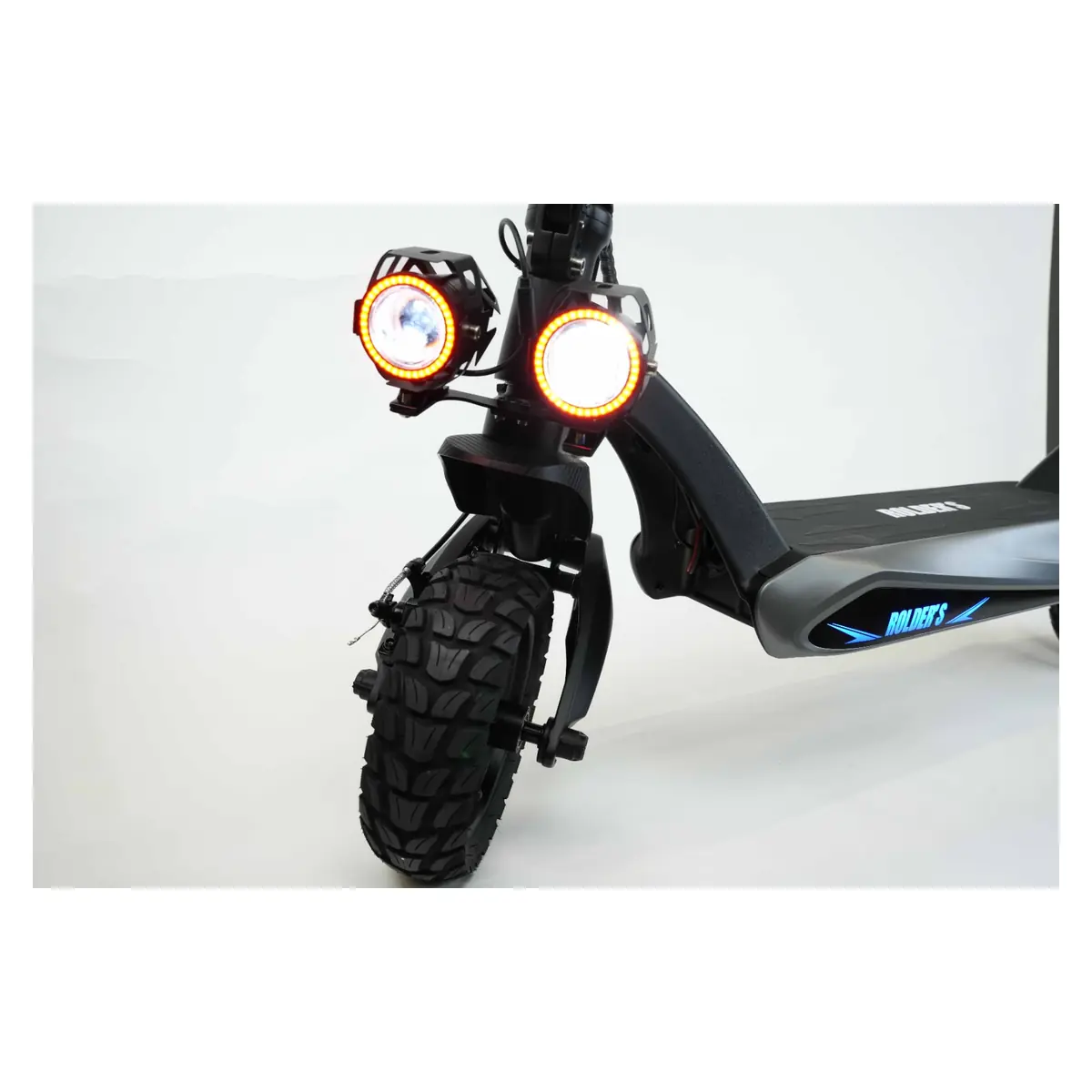 Luces encendidas y rueda delantera de la patineta ROLDERS ORBIX