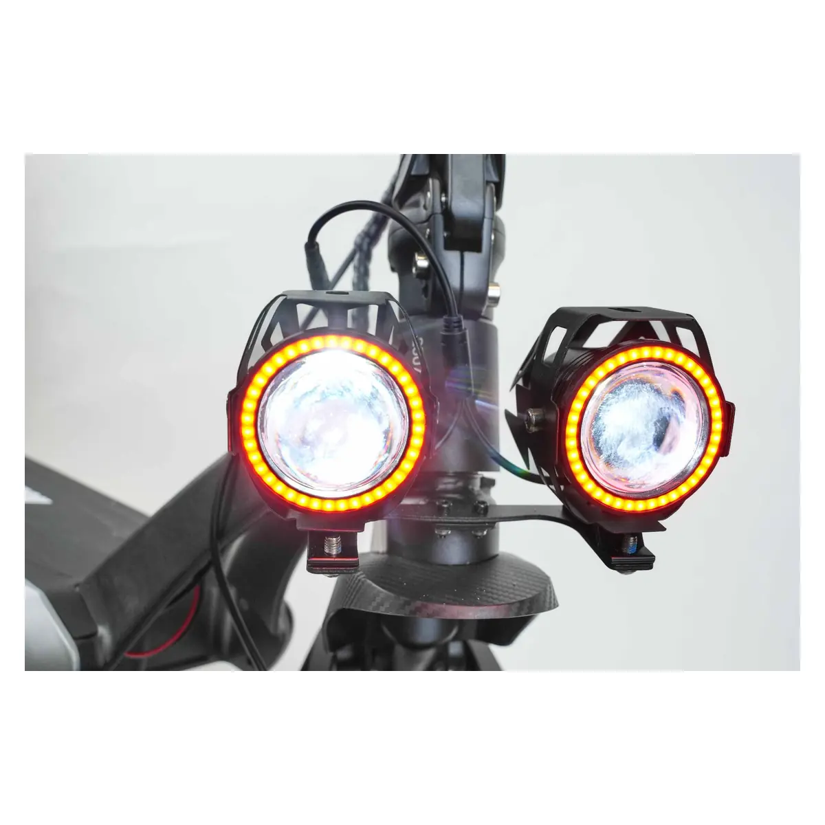 Detalle de las luces delanteras de la patineta eléctrica ROLDERS ORBIX