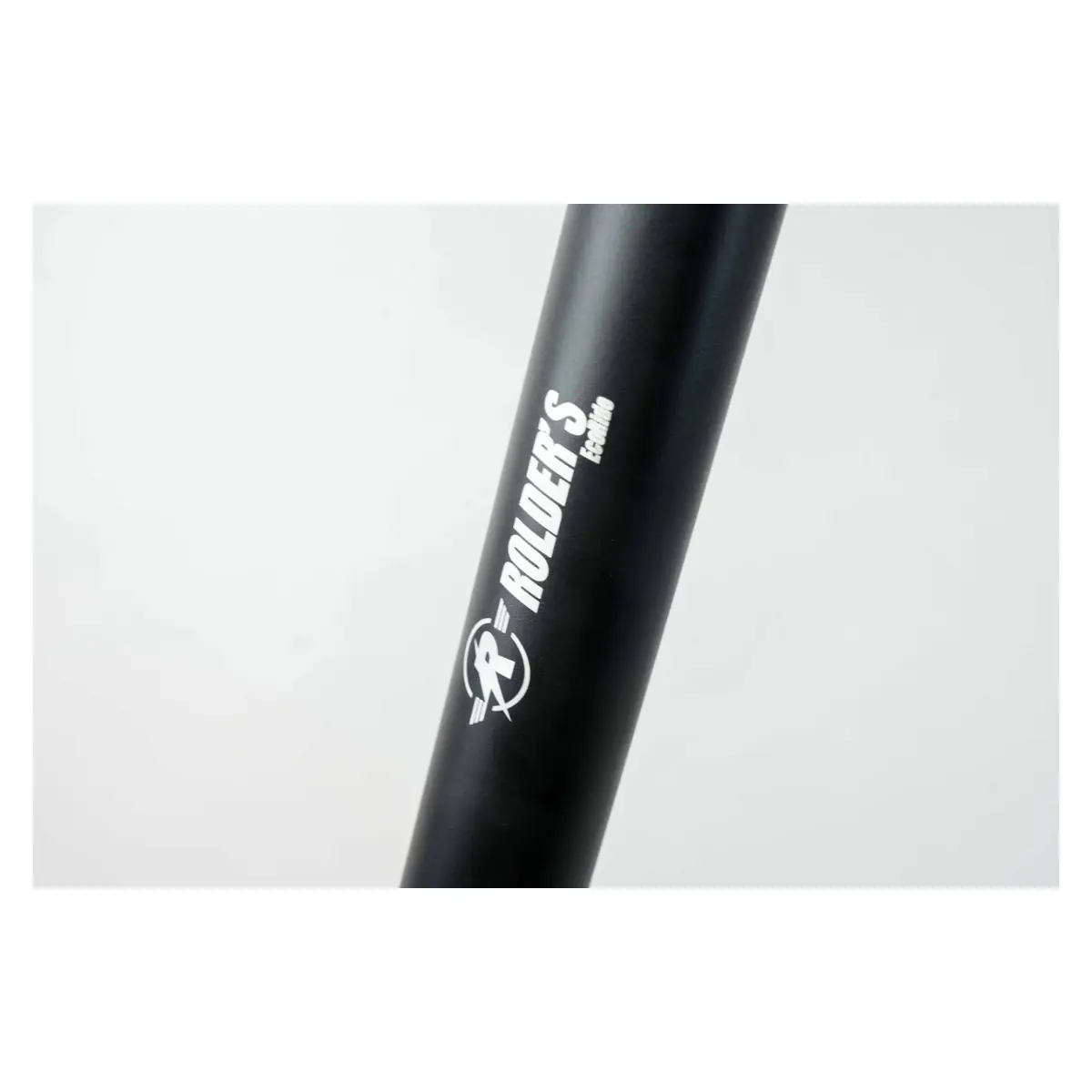 Detalle de la marca en la patineta eléctrica ROLDERS ORBIX